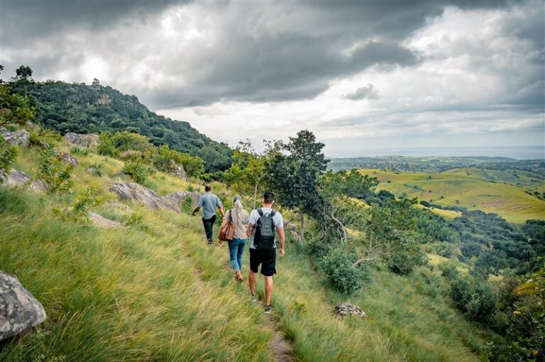 Hiking_3people
